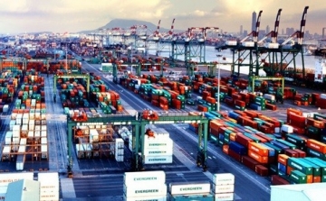 Xuất nhập khẩu đạt hơn 300 tỷ USD, xuất siêu tăng mạnh gần 3 tỷ USD