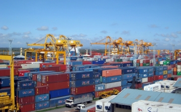 Hơn 4,3 triệu teus hàng hóa qua cảng Cát Lái